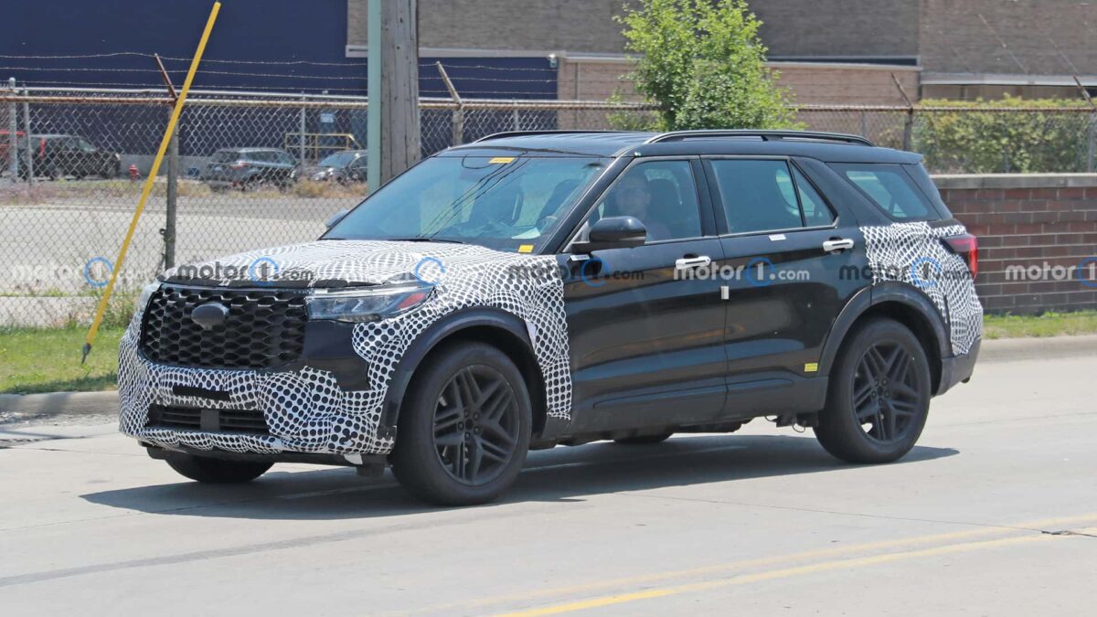 2024 ford explorer front view spy photo 1 فورد اكسبلورر 2024 فيس ليفت تظهر في أوضح صور تجسسية لها حتى الآن