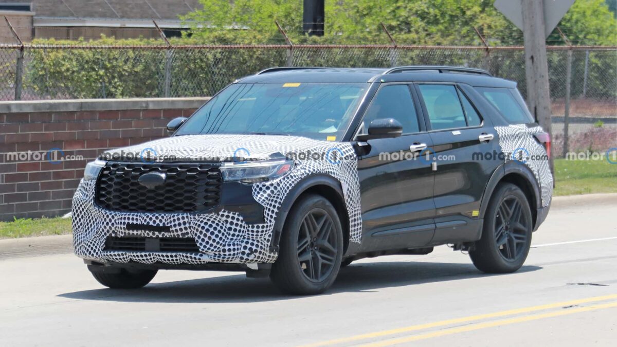 2024 ford explorer front view spy photo فورد اكسبلورر 2024 فيس ليفت تظهر في أوضح صور تجسسية لها حتى الآن