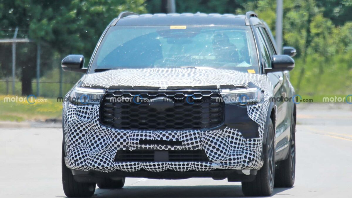 2024 ford explorer front view spy photo 2 فورد اكسبلورر 2024 فيس ليفت تظهر في أوضح صور تجسسية لها حتى الآن