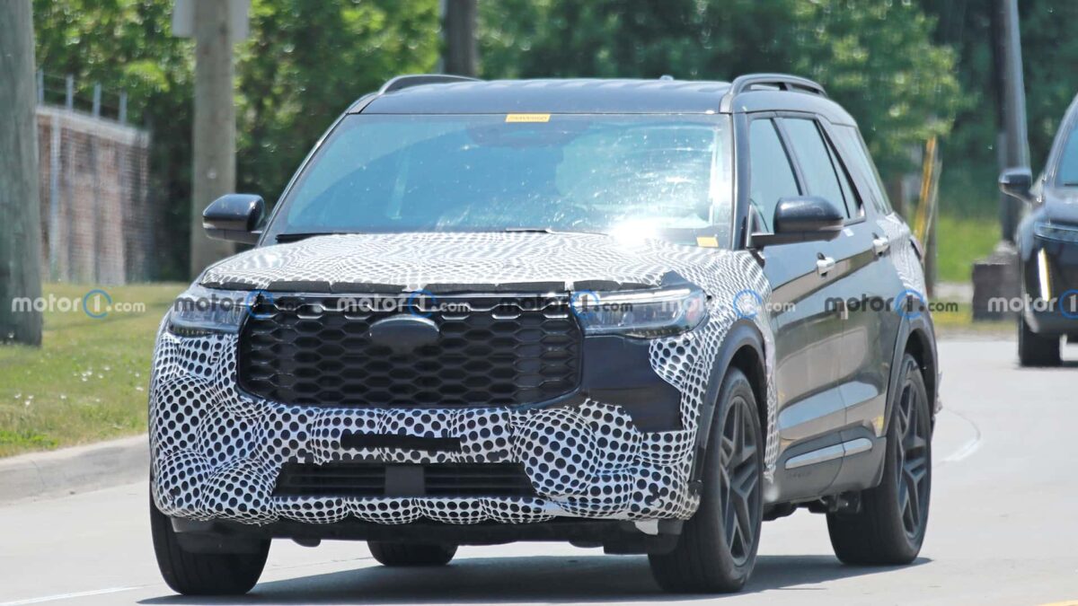 2024 ford explorer front view spy photo 3 فورد اكسبلورر 2024 فيس ليفت تظهر في أوضح صور تجسسية لها حتى الآن