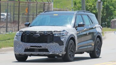 2024 ford explorer front view spy photo 4 فورد اكسبلورر 2024 فيس ليفت تظهر في أوضح صور تجسسية لها حتى الآن