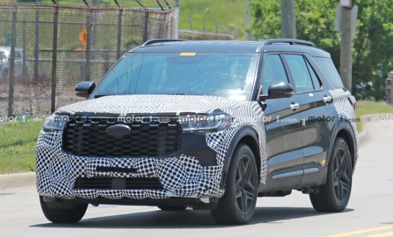 2024 ford explorer front view spy photo 4 فورد اكسبلورر 2024 فيس ليفت تظهر في أوضح صور تجسسية لها حتى الآن