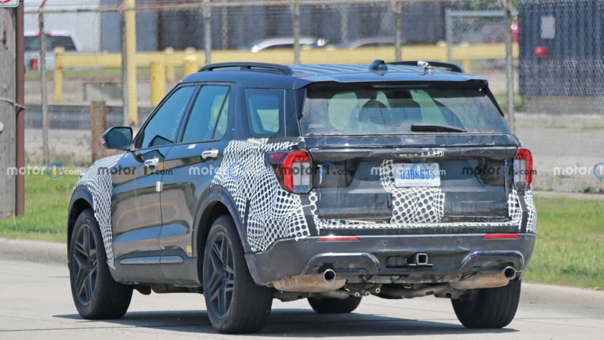 2024 ford explorer rear view spy photo 1 فورد اكسبلورر 2024 فيس ليفت تظهر في أوضح صور تجسسية لها حتى الآن