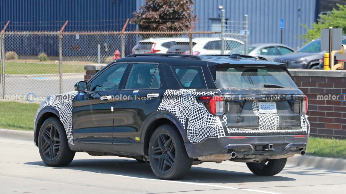 2024 ford explorer rear view spy photo فورد اكسبلورر 2024 فيس ليفت تظهر في أوضح صور تجسسية لها حتى الآن