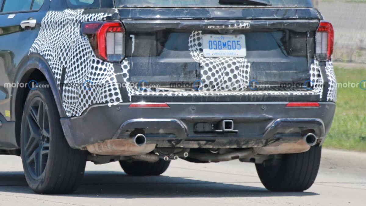 2024 ford explorer rear view spy photo 2 فورد اكسبلورر 2024 فيس ليفت تظهر في أوضح صور تجسسية لها حتى الآن