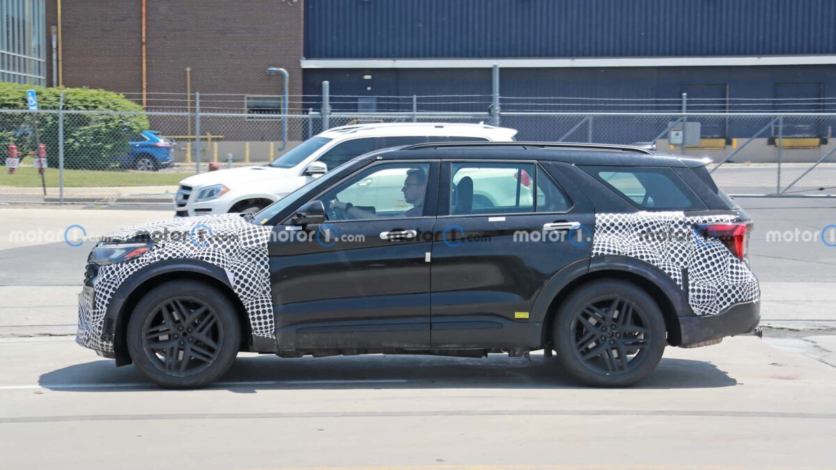 2024 ford explorer side view spy photo 1 فورد اكسبلورر 2024 فيس ليفت تظهر في أوضح صور تجسسية لها حتى الآن