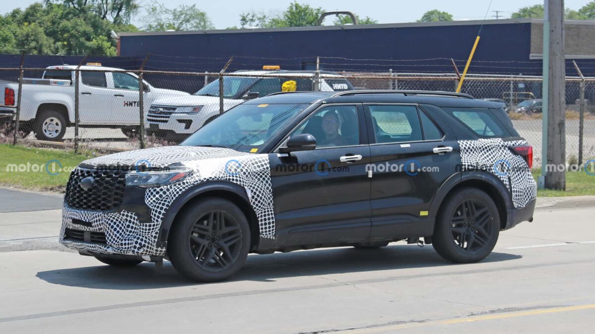 2024 ford explorer side view spy photo فورد اكسبلورر 2024 فيس ليفت تظهر في أوضح صور تجسسية لها حتى الآن