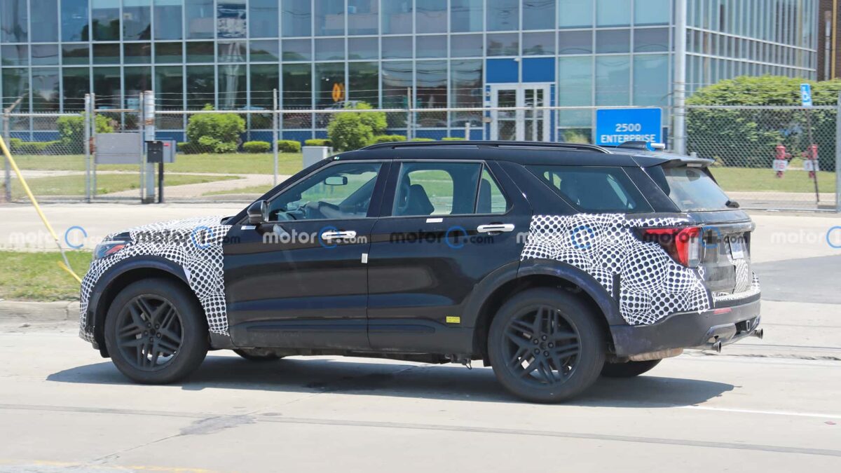 2024 ford explorer side view spy photo 2 فورد اكسبلورر 2024 فيس ليفت تظهر في أوضح صور تجسسية لها حتى الآن