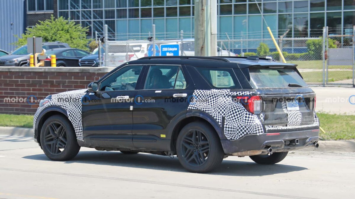 2024 ford explorer side view spy photo 3 فورد اكسبلورر 2024 فيس ليفت تظهر في أوضح صور تجسسية لها حتى الآن