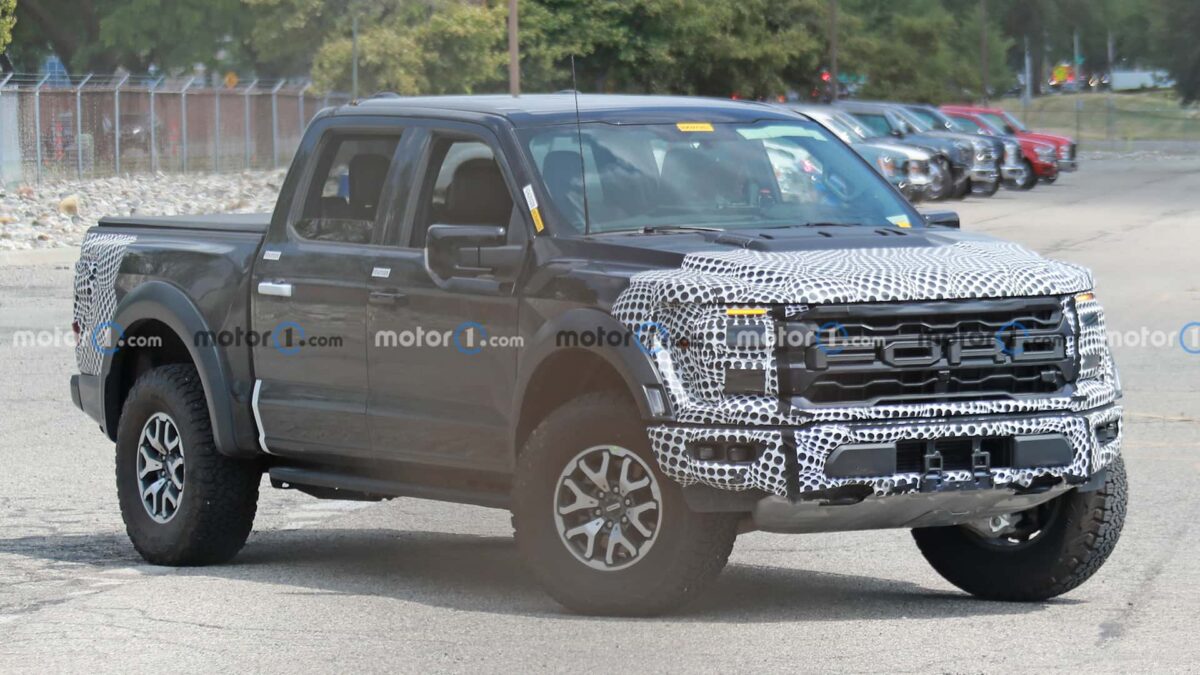 2024 ford f 150 raptor spy photos 1 فورد F-150 رابتر 2024 فيس ليفت الجديدة تظهر أثناء اختبارها في الطرق الأمريكية