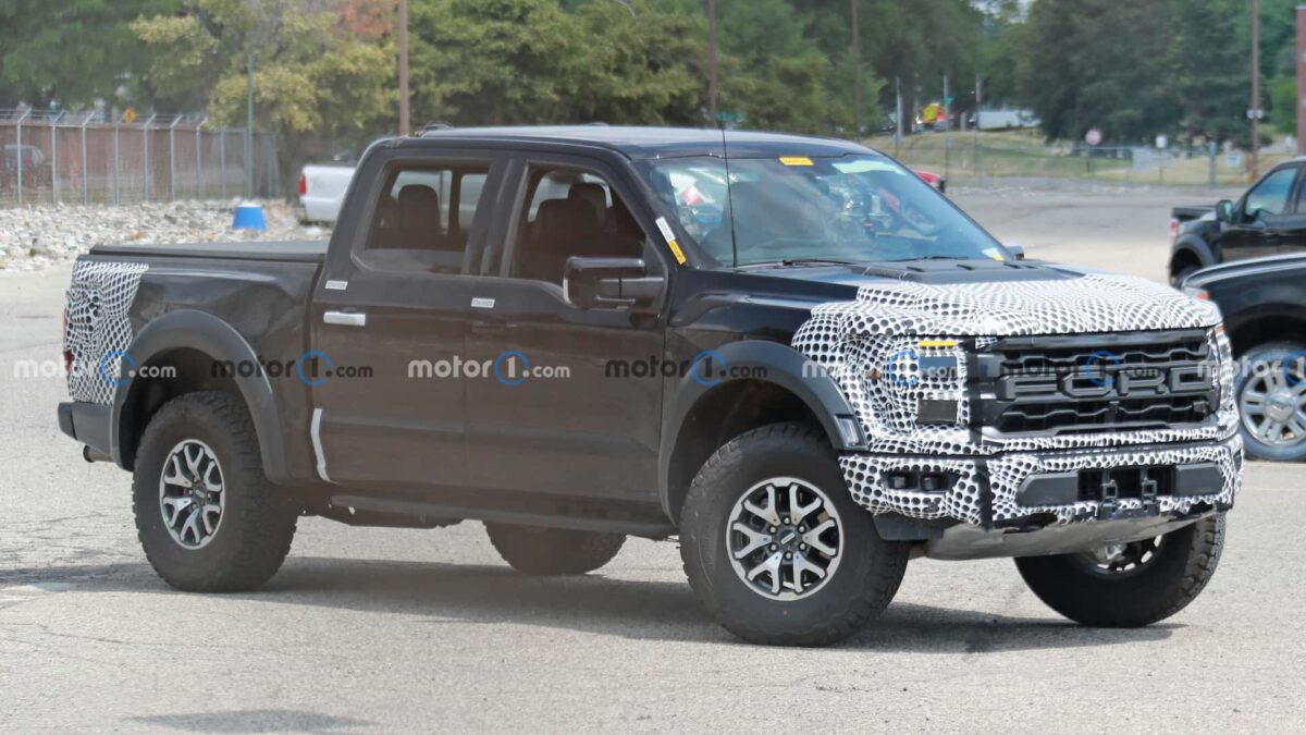 2024 ford f 150 raptor spy photos 2 فورد F-150 رابتر 2024 فيس ليفت الجديدة تظهر أثناء اختبارها في الطرق الأمريكية