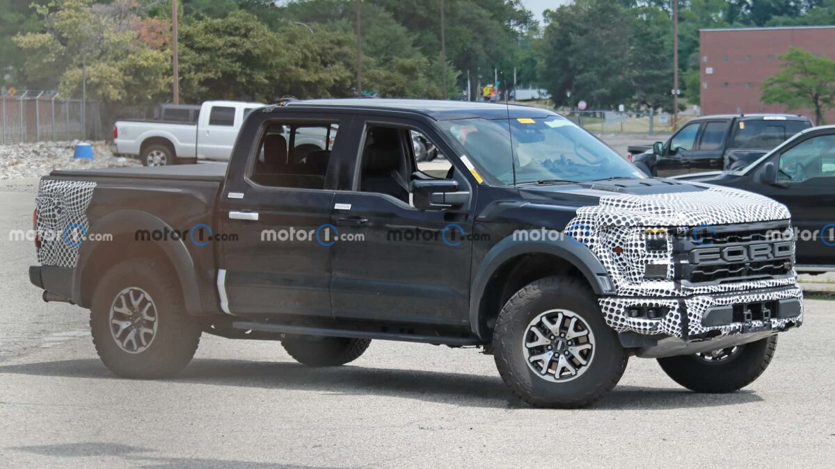 2024 ford f 150 raptor spy photos 3 فورد F-150 رابتر 2024 فيس ليفت الجديدة تظهر أثناء اختبارها في الطرق الأمريكية