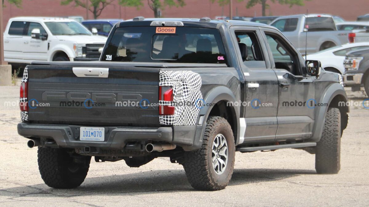 2024 ford f 150 raptor spy photos 4 فورد F-150 رابتر 2024 فيس ليفت الجديدة تظهر أثناء اختبارها في الطرق الأمريكية