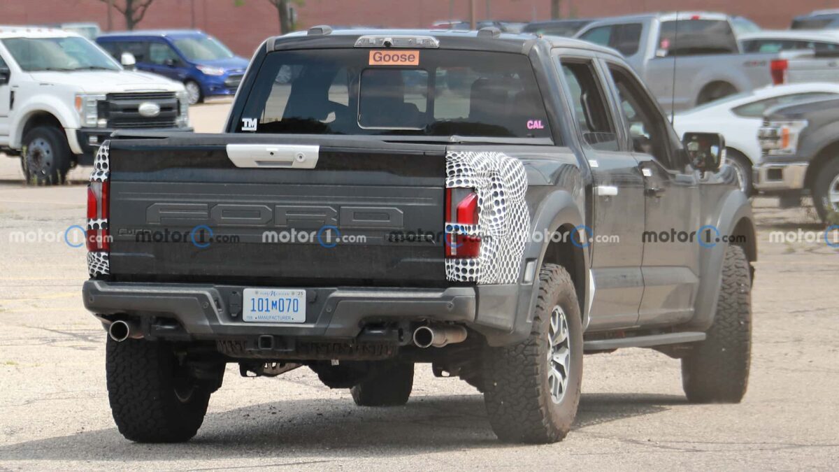 2024 ford f 150 raptor spy photos 5 فورد F-150 رابتر 2024 فيس ليفت الجديدة تظهر أثناء اختبارها في الطرق الأمريكية