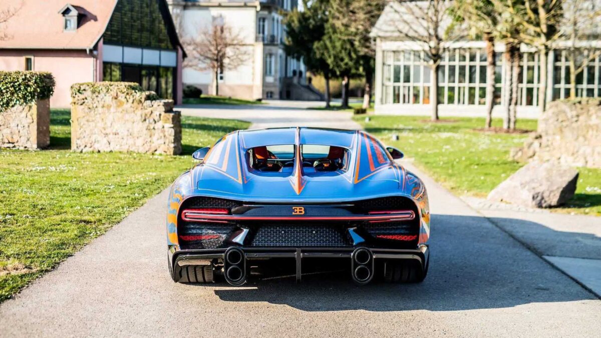 bugatti chiron super sport first customer deliveries بوجاتي شيرون تسابق مكوكاً فضائياً في الولايات المتحدة لإثبات السيادة على الأرض!