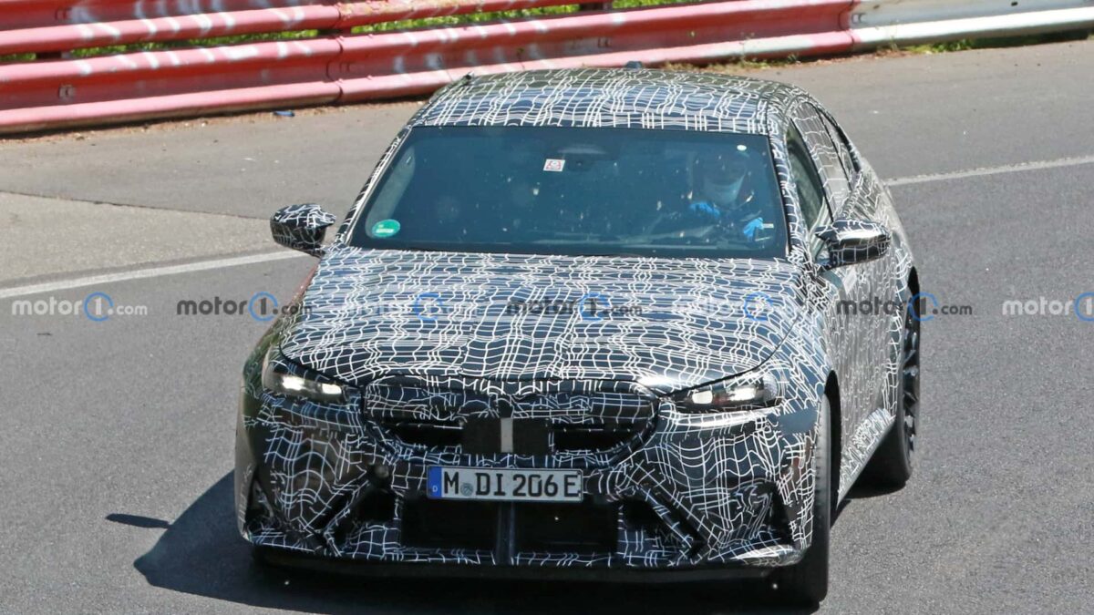 next gen bmw m5 spy photos 1 بي ام دبليو M5 الرياضية الجديدة كلياً تظهر أثناء اختبارها في حلبة نوربورغرينغ الأيقونية