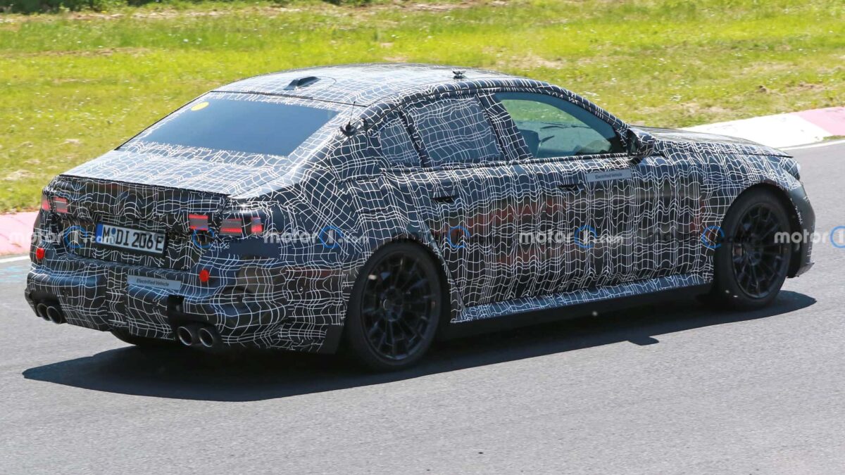 next gen bmw m5 spy photos 10 بي ام دبليو M5 الرياضية الجديدة كلياً تظهر أثناء اختبارها في حلبة نوربورغرينغ الأيقونية