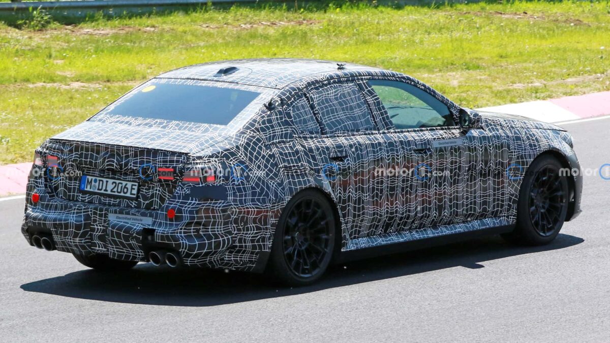 next gen bmw m5 spy photos 11 بي ام دبليو M5 الرياضية الجديدة كلياً تظهر أثناء اختبارها في حلبة نوربورغرينغ الأيقونية