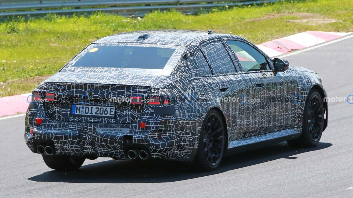 next gen bmw m5 spy photos 12 بي ام دبليو M5 الرياضية الجديدة كلياً تظهر أثناء اختبارها في حلبة نوربورغرينغ الأيقونية