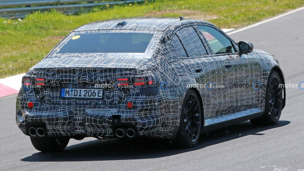 next gen bmw m5 spy photos 13 بي ام دبليو M5 الرياضية الجديدة كلياً تظهر أثناء اختبارها في حلبة نوربورغرينغ الأيقونية