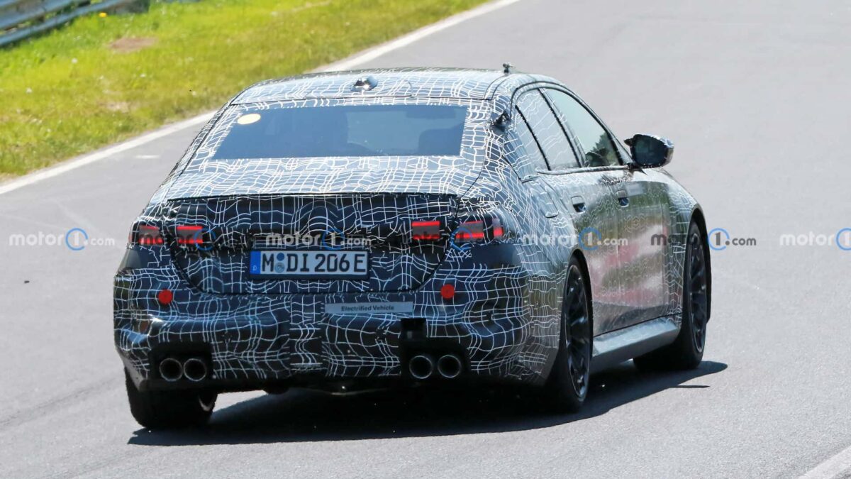 next gen bmw m5 spy photos 14 بي ام دبليو M5 الرياضية الجديدة كلياً تظهر أثناء اختبارها في حلبة نوربورغرينغ الأيقونية