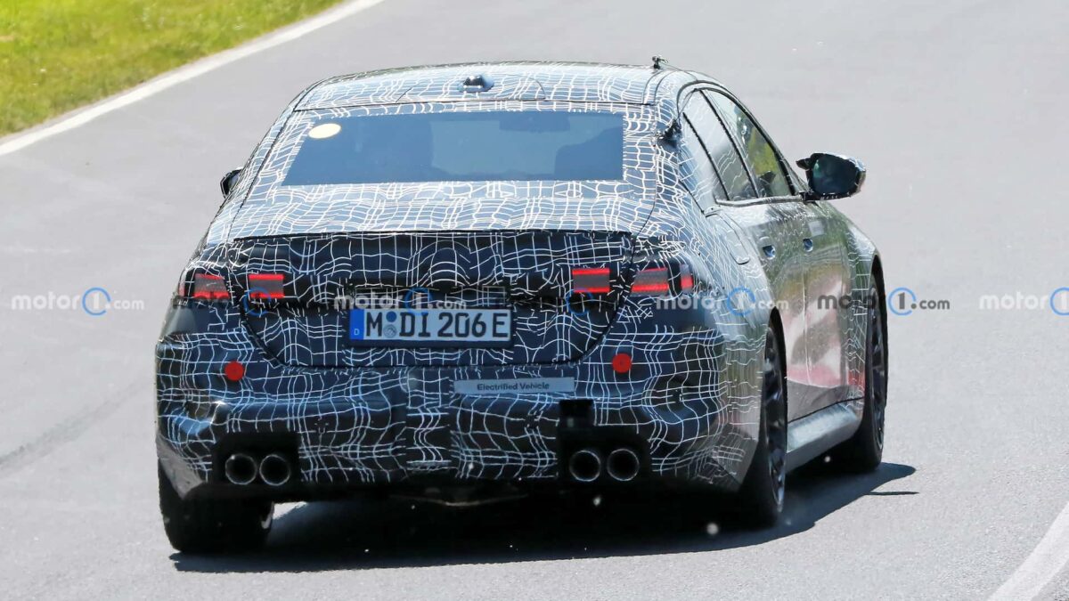 next gen bmw m5 spy photos 15 بي ام دبليو M5 الرياضية الجديدة كلياً تظهر أثناء اختبارها في حلبة نوربورغرينغ الأيقونية