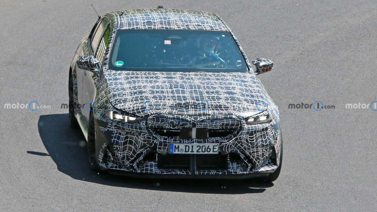 next gen bmw m5 spy photos 2 بي ام دبليو M5 الرياضية الجديدة كلياً تظهر أثناء اختبارها في حلبة نوربورغرينغ الأيقونية