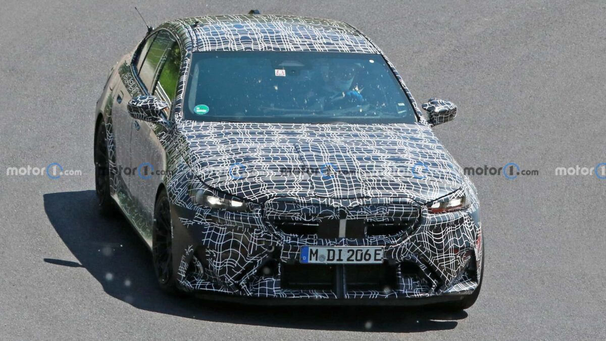 next gen bmw m5 spy photos 3 بي ام دبليو M5 الرياضية الجديدة كلياً تظهر أثناء اختبارها في حلبة نوربورغرينغ الأيقونية