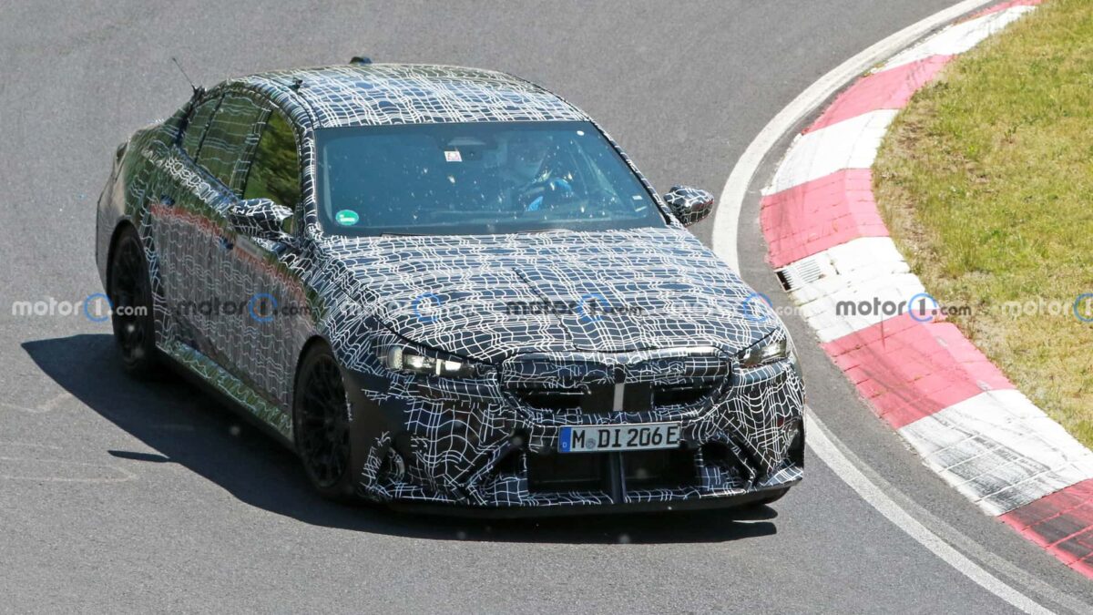 next gen bmw m5 spy photos 4 بي ام دبليو M5 الرياضية الجديدة كلياً تظهر أثناء اختبارها في حلبة نوربورغرينغ الأيقونية