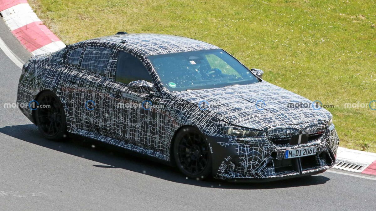 next gen bmw m5 spy photos 5 بي ام دبليو M5 الرياضية الجديدة كلياً تظهر أثناء اختبارها في حلبة نوربورغرينغ الأيقونية