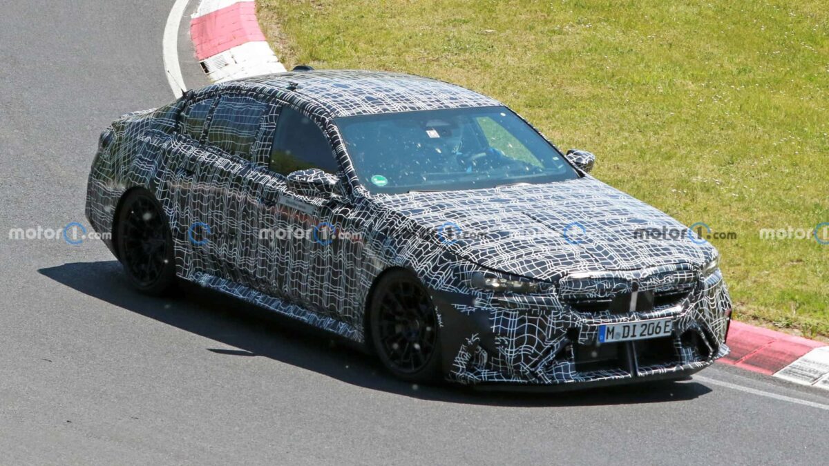 next gen bmw m5 spy photos 6 بي ام دبليو M5 الرياضية الجديدة كلياً تظهر أثناء اختبارها في حلبة نوربورغرينغ الأيقونية