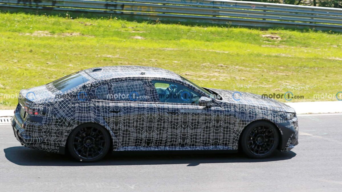 next gen bmw m5 spy photos 8 بي ام دبليو M5 الرياضية الجديدة كلياً تظهر أثناء اختبارها في حلبة نوربورغرينغ الأيقونية