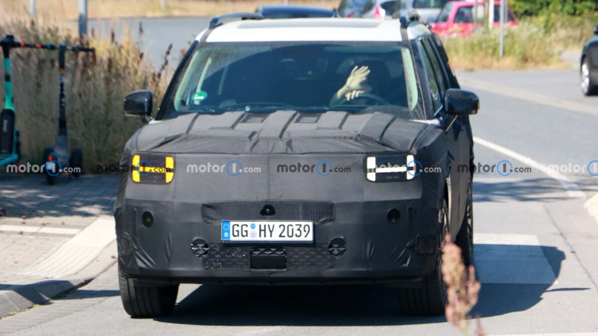 next gen hyundai santa fe spy photo 2 هيونداي سنتافي 2024 الجيل الجديد كلياً يظهر أثناء اختباره مع اقتراب التدشين الرسمي