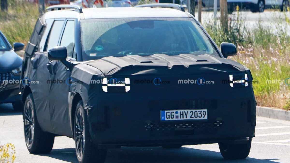 next gen hyundai santa fe spy photo 9 هيونداي سنتافي 2024 الجيل الجديد كلياً يظهر أثناء اختباره مع اقتراب التدشين الرسمي