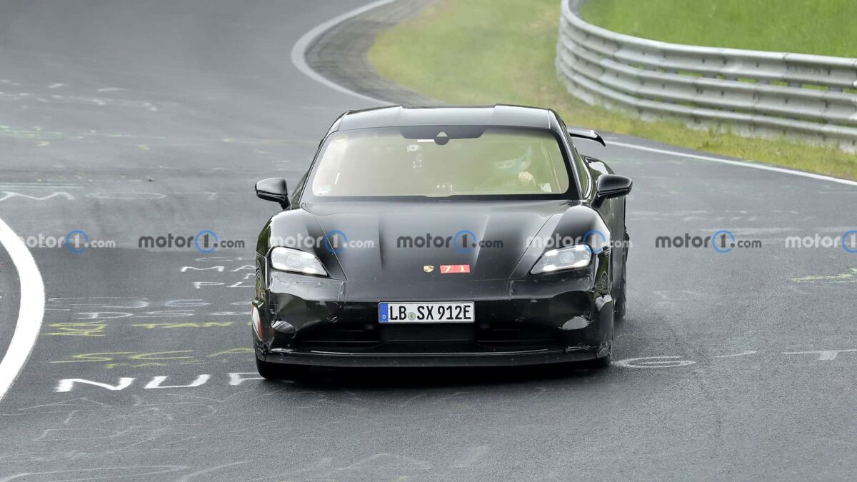 porsche taycan turbo gt front view spy photo بورشه تستعد لصعق عالم السيارات الكهربائية بموديل تايكان توربو GT بقوة تتجاوز ألف حصان!