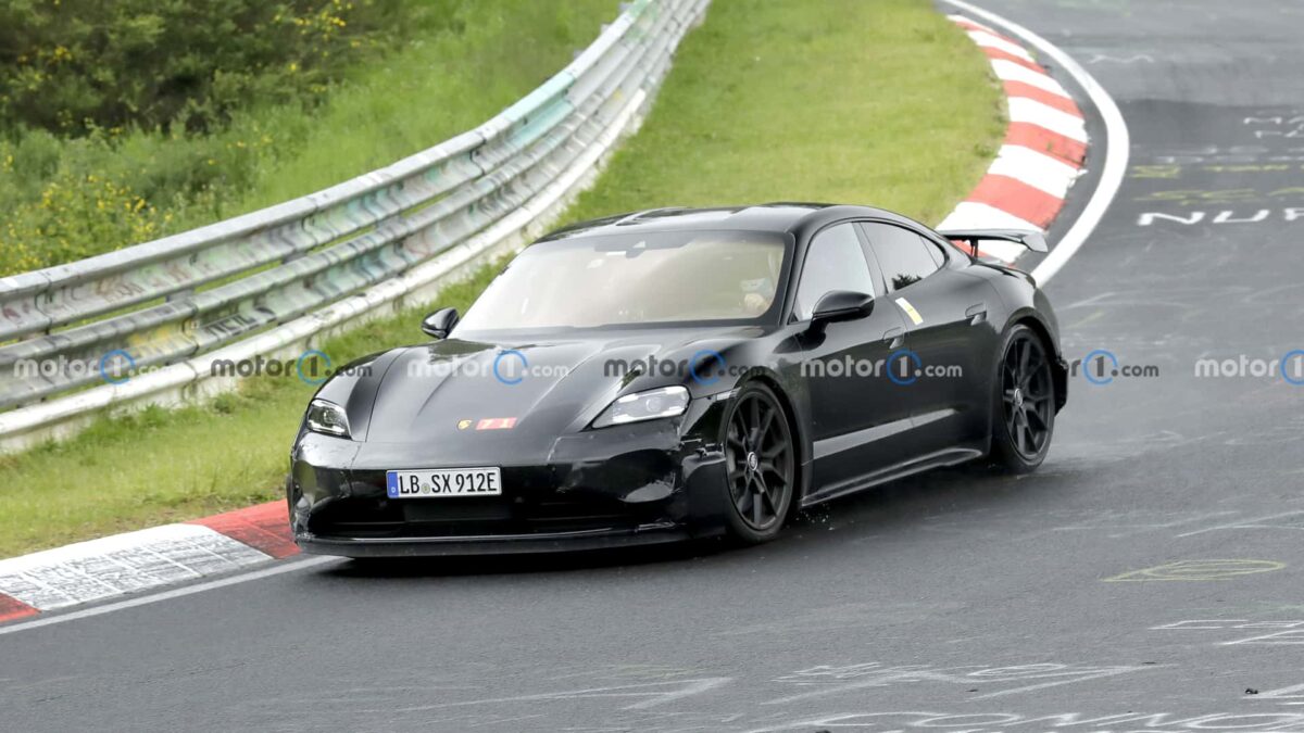 porsche taycan turbo gt front view spy photo 2 بورشه تستعد لصعق عالم السيارات الكهربائية بموديل تايكان توربو GT بقوة تتجاوز ألف حصان!