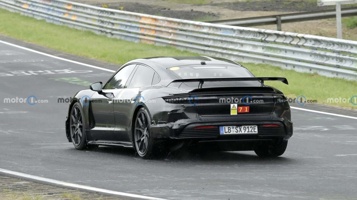 porsche taycan turbo gt rear view spy photo 1 بورشه تستعد لصعق عالم السيارات الكهربائية بموديل تايكان توربو GT بقوة تتجاوز ألف حصان!