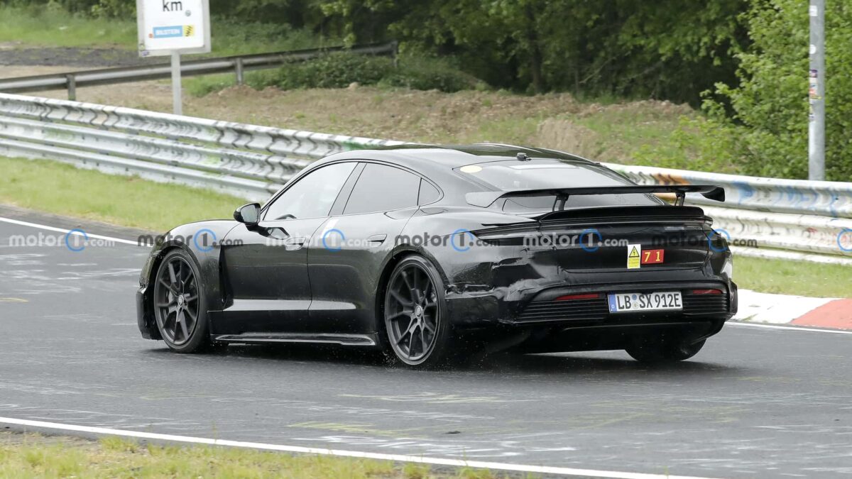 porsche taycan turbo gt rear view spy photo بورشه تستعد لصعق عالم السيارات الكهربائية بموديل تايكان توربو GT بقوة تتجاوز ألف حصان!