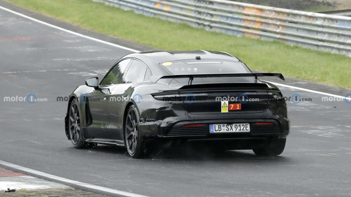 porsche taycan turbo gt rear view spy photo 2 بورشه تستعد لصعق عالم السيارات الكهربائية بموديل تايكان توربو GT بقوة تتجاوز ألف حصان!