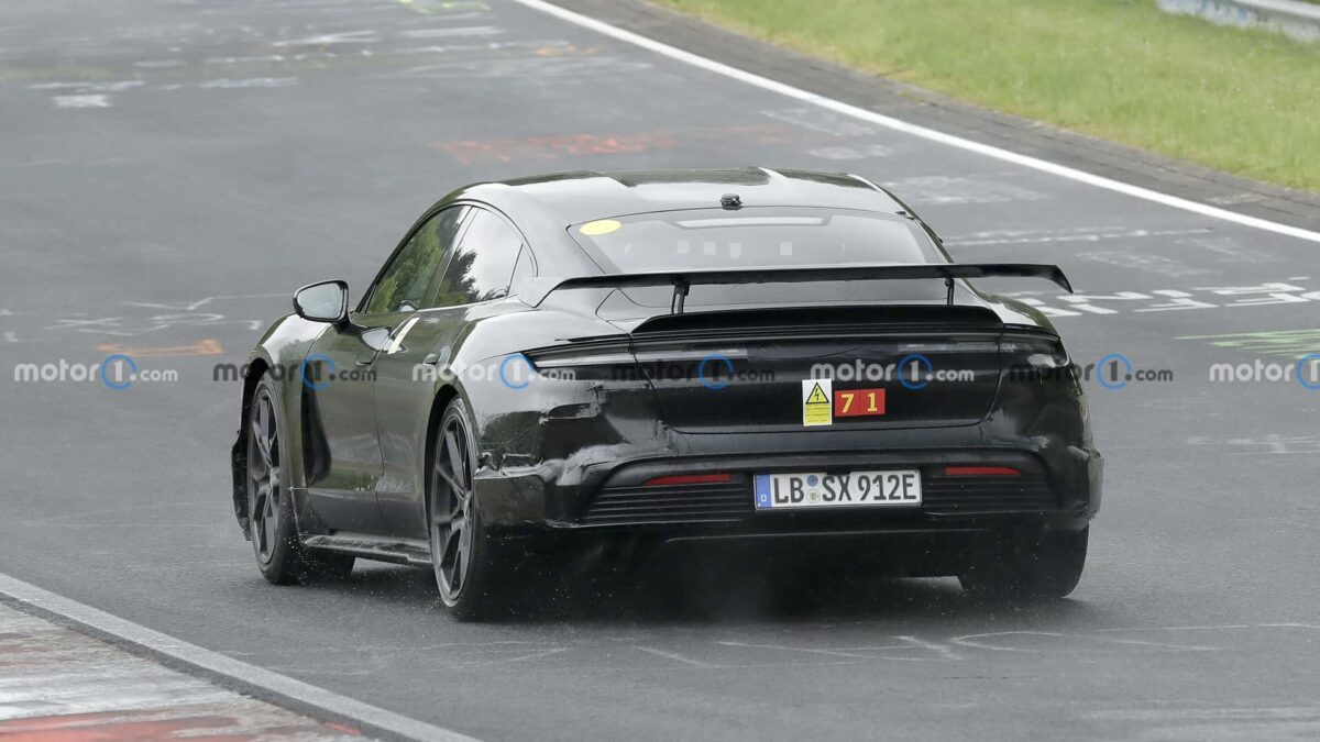 porsche taycan turbo gt rear view spy photo 3 بورشه تستعد لصعق عالم السيارات الكهربائية بموديل تايكان توربو GT بقوة تتجاوز ألف حصان!