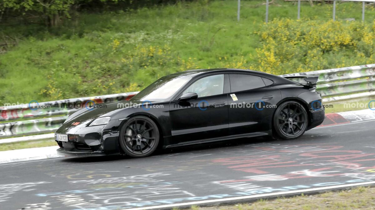 porsche taycan turbo gt side view spy photo 1 بورشه تستعد لصعق عالم السيارات الكهربائية بموديل تايكان توربو GT بقوة تتجاوز ألف حصان!