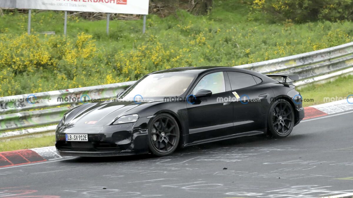 porsche taycan turbo gt side view spy photo بورشه تستعد لصعق عالم السيارات الكهربائية بموديل تايكان توربو GT بقوة تتجاوز ألف حصان!