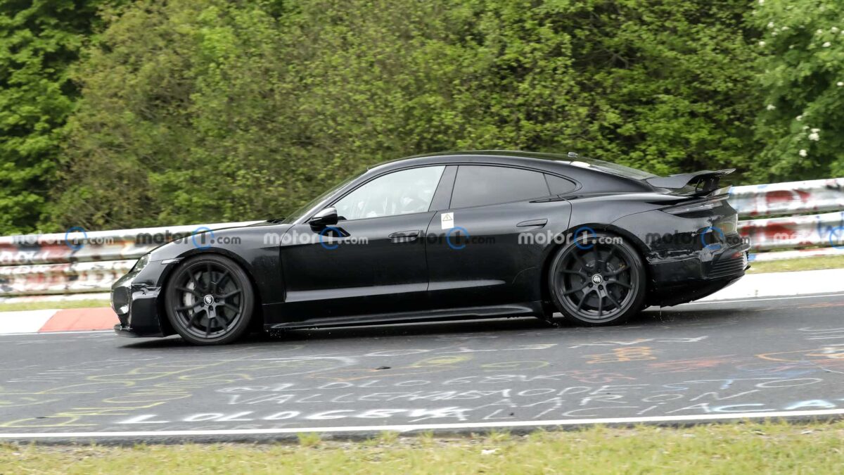 porsche taycan turbo gt side view spy photo 2 بورشه تستعد لصعق عالم السيارات الكهربائية بموديل تايكان توربو GT بقوة تتجاوز ألف حصان!