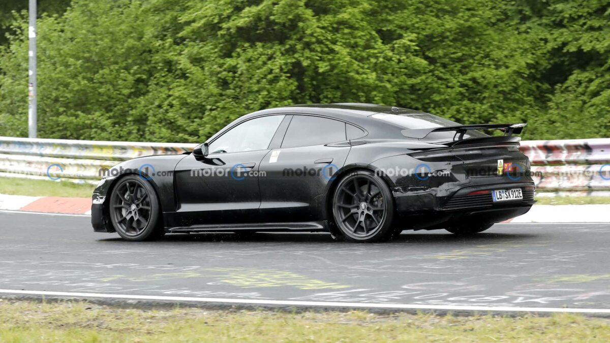 porsche taycan turbo gt side view spy photo 3 بورشه تستعد لصعق عالم السيارات الكهربائية بموديل تايكان توربو GT بقوة تتجاوز ألف حصان!