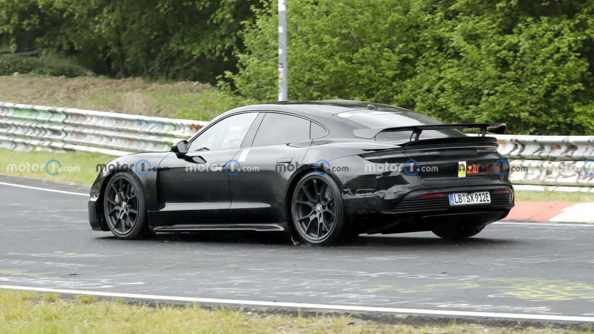 porsche taycan turbo gt side view spy photo 4 بورشه تستعد لصعق عالم السيارات الكهربائية بموديل تايكان توربو GT بقوة تتجاوز ألف حصان!