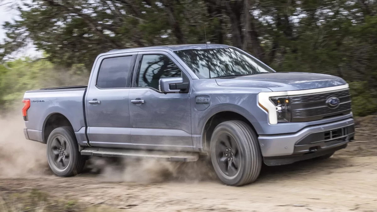 2022 Ford F 150 Lightning 2 جنرال موتورز تتفوق على تويوتا في مبيعات النصف الأول من 2023 بالولايات المتحدة