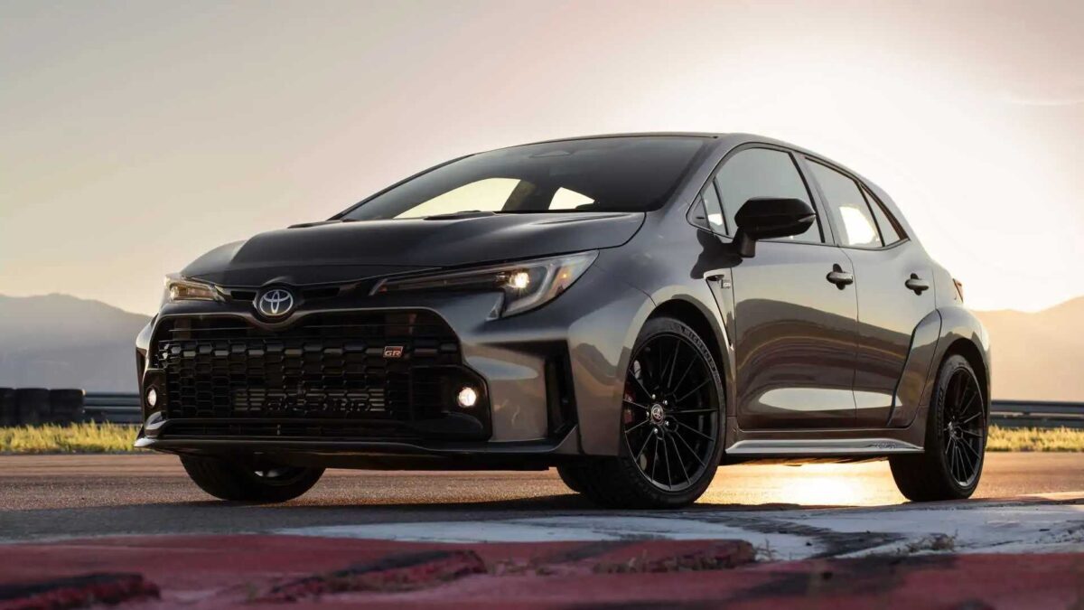 2023 toyota gr corolla first drive review تويوتا GR كورولا تواجه هوندا سيفيك تايب آر وسوبارو WRX في سباقات تسارع مثيرة