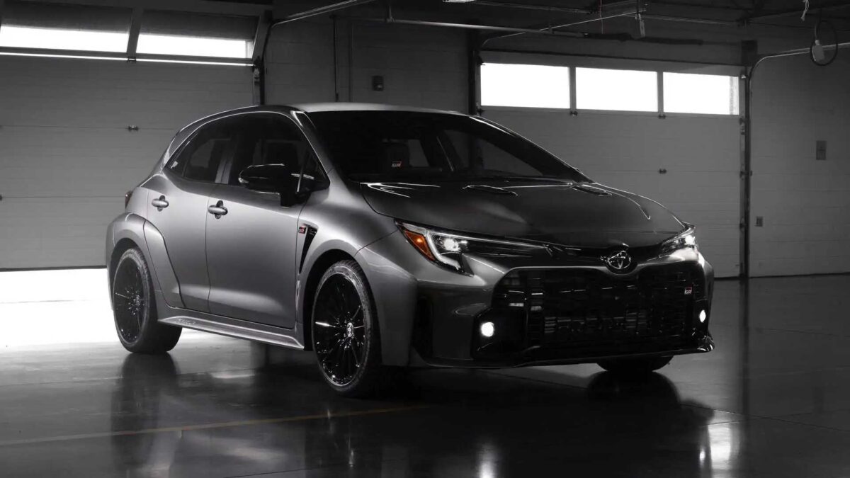 2023 toyota gr corolla first drive review 2 تويوتا GR كورولا تواجه هوندا سيفيك تايب آر وسوبارو WRX في سباقات تسارع مثيرة