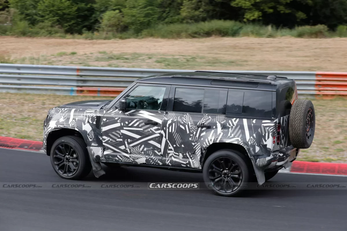 2024 Land Rover Defender SVX CarScoops 720 13 رصد ديفندر SVX الجديدة المجهزة للتضاريس الوعرة بقوة 525 حصان أثناء اختبارها في مضمار نوربورغرينغ الألماني