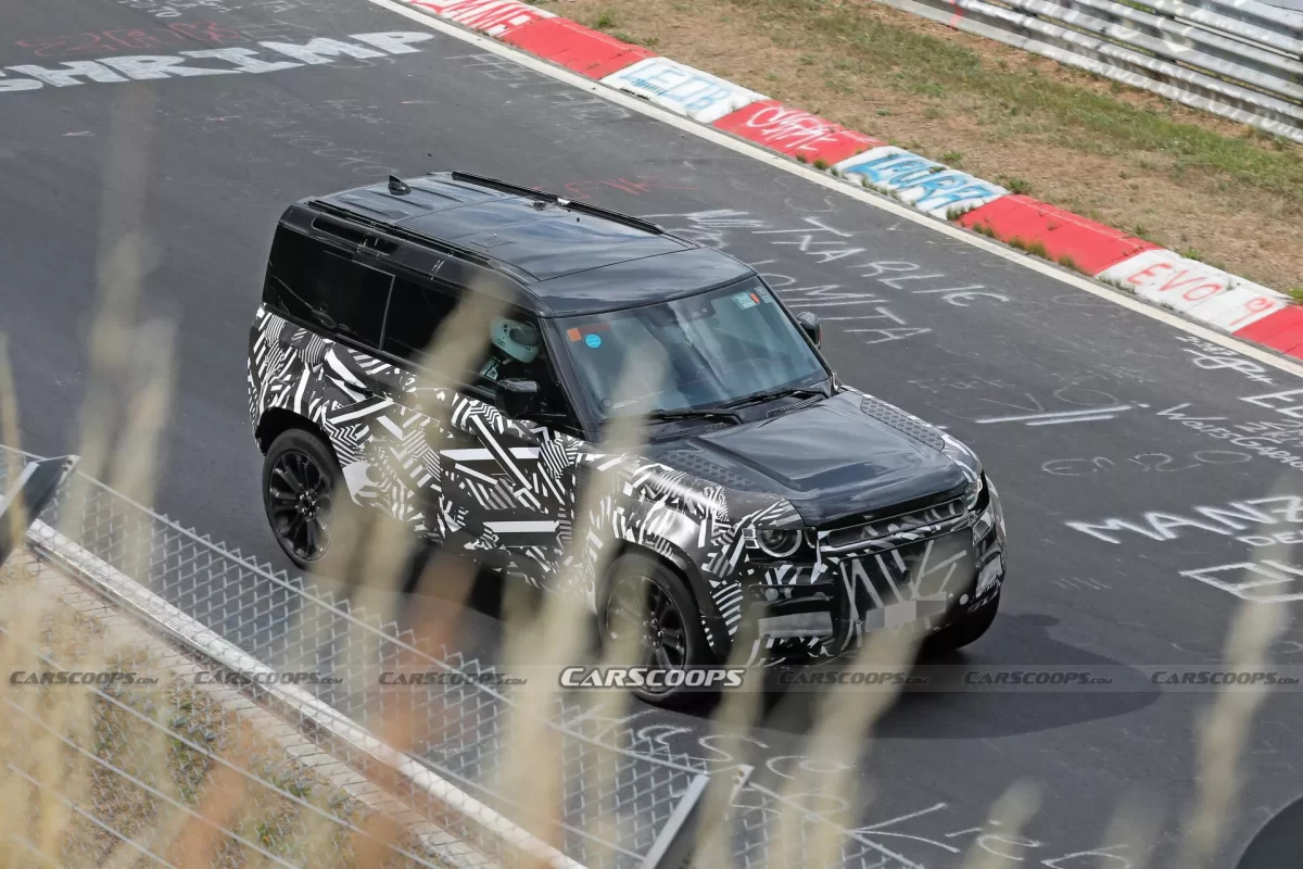 2024 Land Rover Defender SVX CarScoops 720 2 رصد ديفندر SVX الجديدة المجهزة للتضاريس الوعرة بقوة 525 حصان أثناء اختبارها في مضمار نوربورغرينغ الألماني